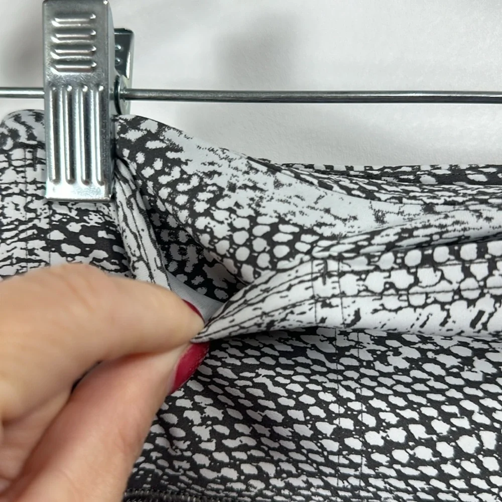 Lululemon Grey And White Snakeskin Print Crop leggings size 6.